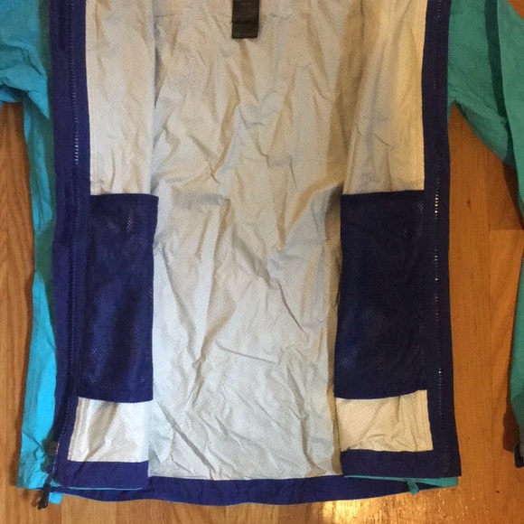 Women’s Northface Rain Jacket - Picture 4 of 4